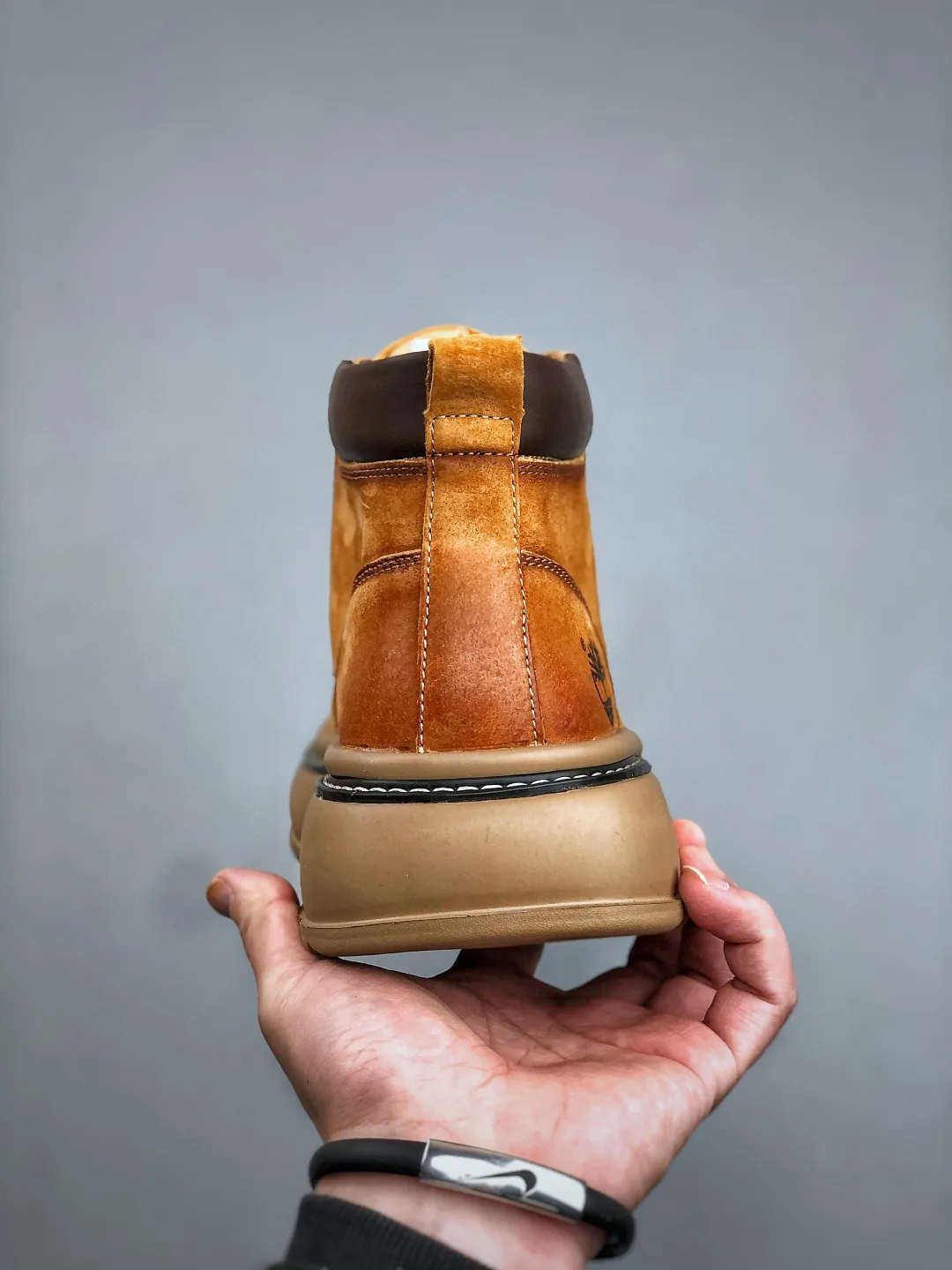 Welfare special offer 💰480 Timberland Timberland new autumn and winter products must-have outdoor casual rhubarb boots series in autumn and winter #Guangdong Dachang quality original box original packaging fashionable and trendy matching The fabric is made of Italian 🇮🇹 top-grade frosted fine-grained cowhide lightweight outsole with anti-odor and anti-corrosion genuine leather latex insoles The outsole and hardware are all made from OEM raw materials Same as the original Goodyear glue process Good products do not kill pigs The quality of the first order is strictly controlled. Exclusively launched on the entire network. The quality is beyond doubt. The whole set is packaged in the same official website to give you a perfect wearing experience. The quality is exquisite and durable. A must-have for sportsmen. Specially designed to handle whether it is handsome or not. High-quality and first-class foot feel. This winter, it is specially used for cold protection and outdoor use. It can be matched casually in daily life. Size: 38-44 (leather shoe size)